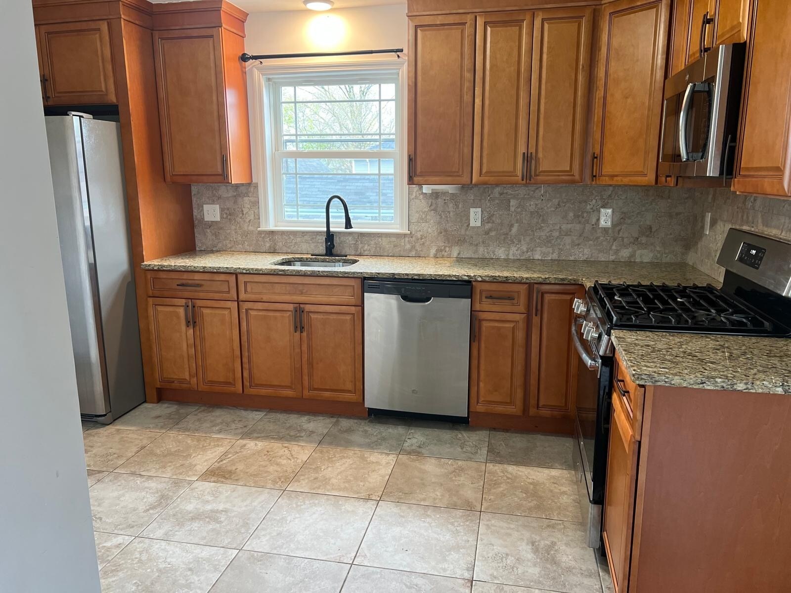 Kitchen appliances - 1042 Bond St