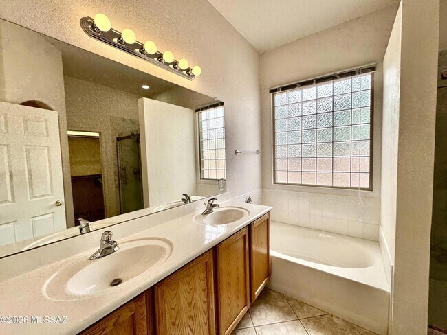 Building Photo - 909 W Leatherleaf Dr