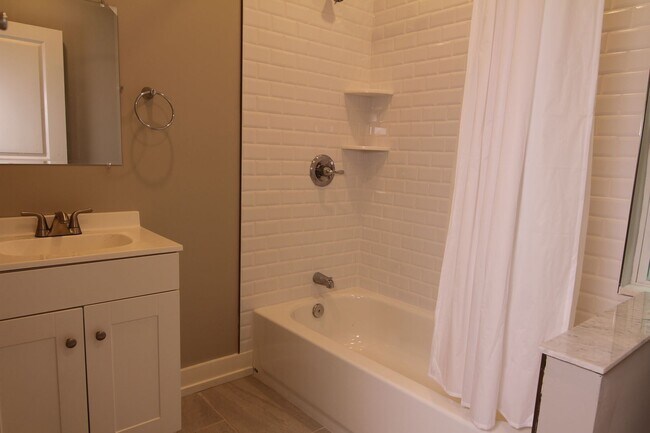 Building Photo - 1649 Pratt St