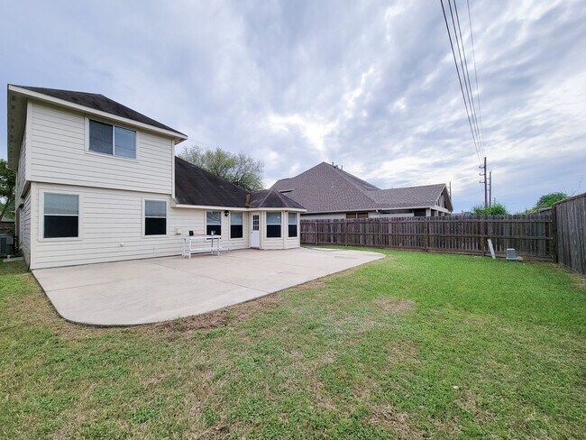 Building Photo - NICE CLEAN HOME. FORMAL LIVING DINING , DEN, BIG KITCHEN WITH BRAKFAST ROOM. TILE FLOOR IN KITCHE...
