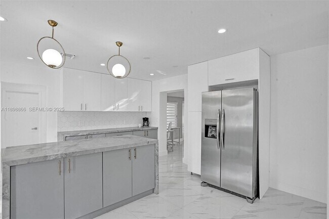 Building Photo - 725 Harrison St