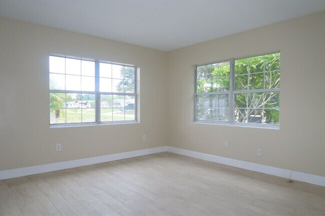 Building Photo - 1/2 OFF 3 Bedroom, 1 Bathroom Home for Ren...
