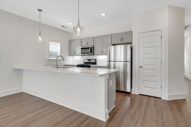 Building Photo - 2 Bedroom Home with Bonus Office/Flex Space!