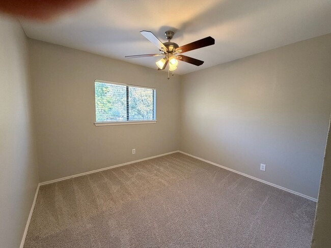 Building Photo - OPEN 3 BR W/ MASTER DOWN*STAINLESS STEEL A...
