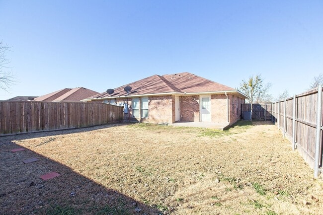 Building Photo - Duplex for lease with private backyard