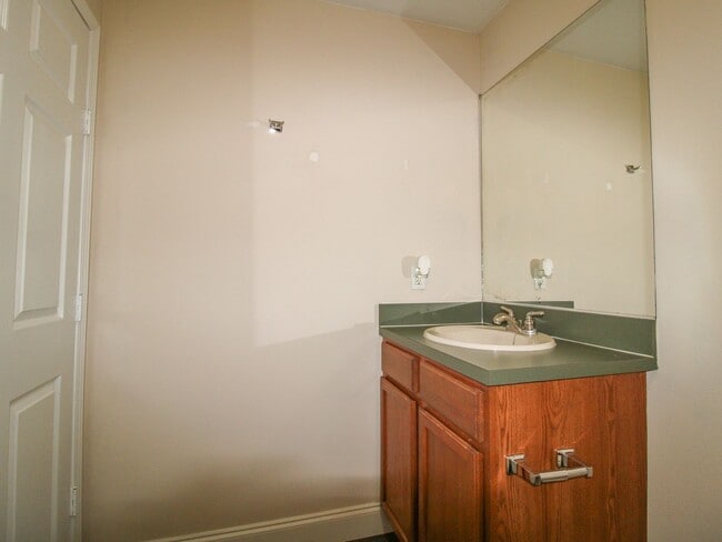 Building Photo - 140 Meadows Ln