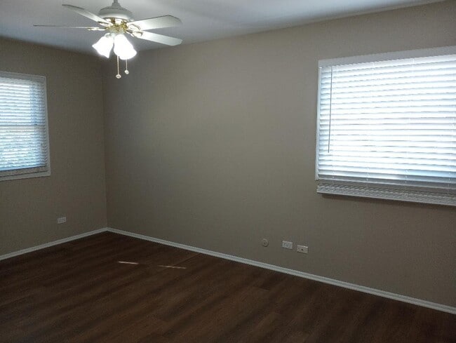 Building Photo - 110 Queens Cove