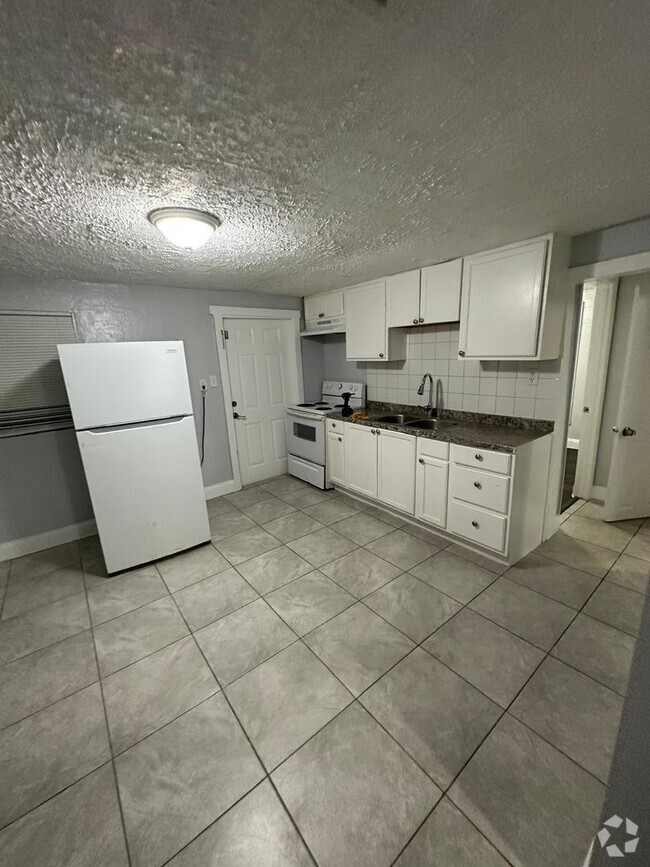 Building Photo - Fully Renovated 3/1 Single Family Residenc...