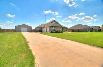 Building Photo - 3 Bed, 2 Bath Home with Bonus Office and  ...