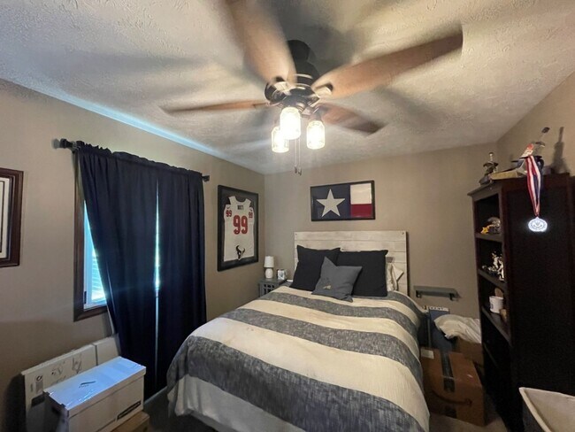 Building Photo - Home For Rent Bellevue.