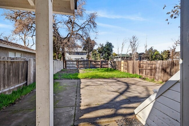 Building Photo - MOVE IN SPECIAL $3000 if lease signed by July 2026!!      3 Bedroom Home Close to CSUC!