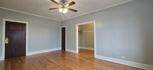 Building Photo - 3412 W Montrose Ave