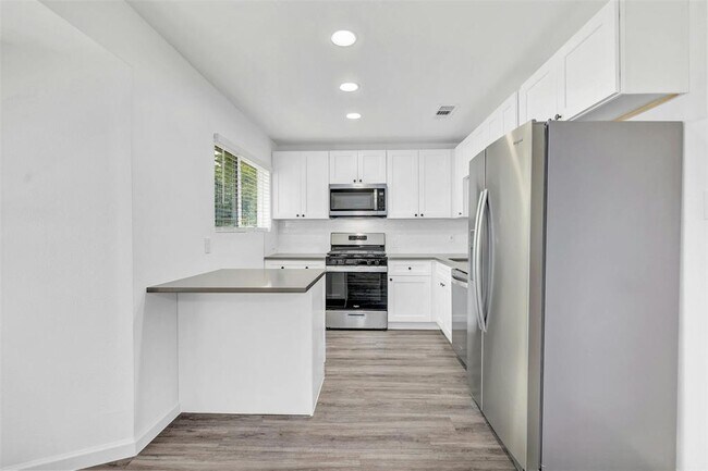 Building Photo - 6506 King George Dr