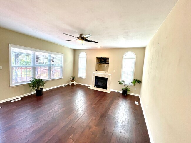 Building Photo - Beautiful large Castleton home