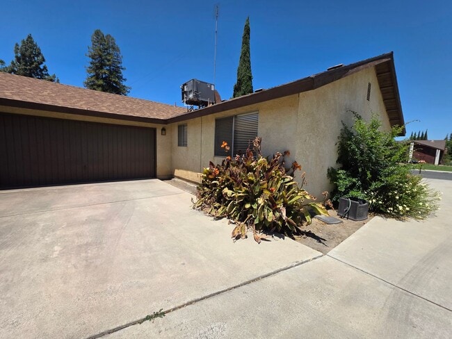 Building Photo - 1725-1725 E Vassar Dr