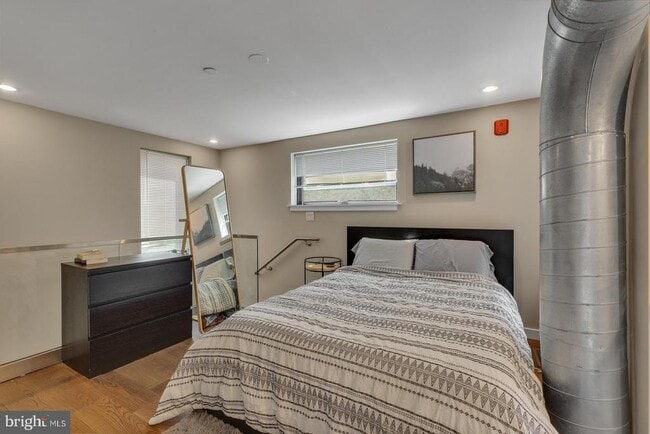 Building Photo - 1142 Crease St