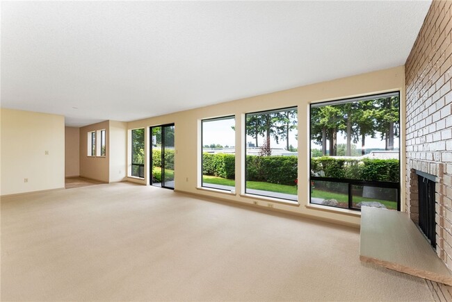 Great room - ample light - 7400 Stinson Ave