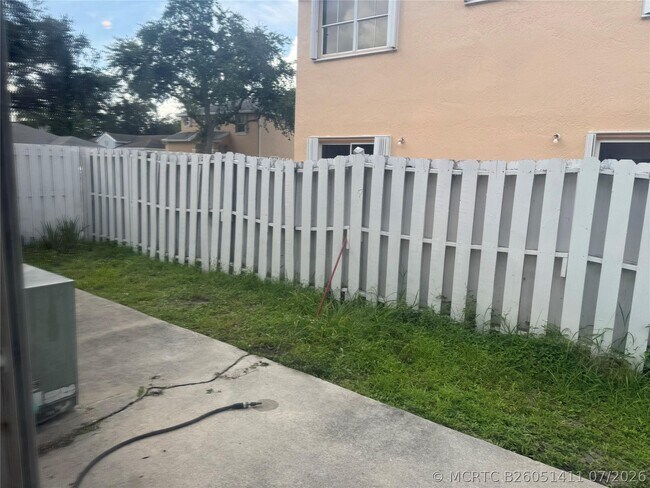 Building Photo - 4235 SW 72nd Way