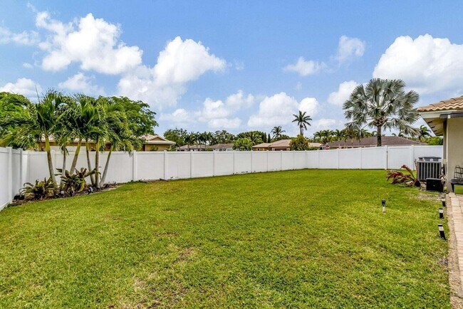 Building Photo - 5660 Golfway Dr