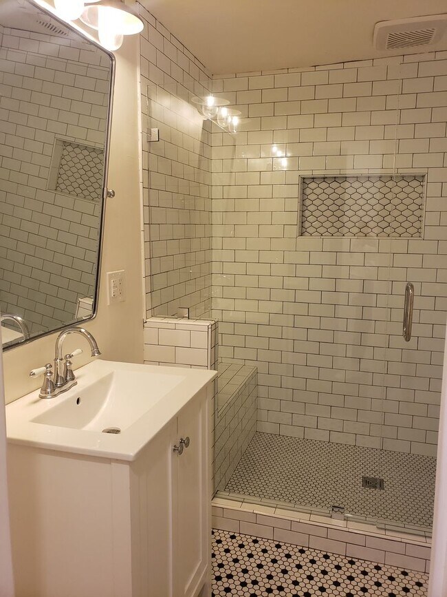 Building Photo - Historic Folsom 3 Bdrm, 2 Bath - Remodeled!