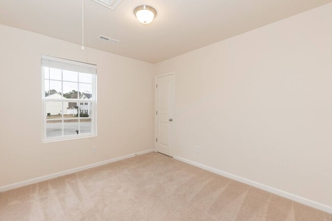 Building Photo - Move In Ready Lillington Home!