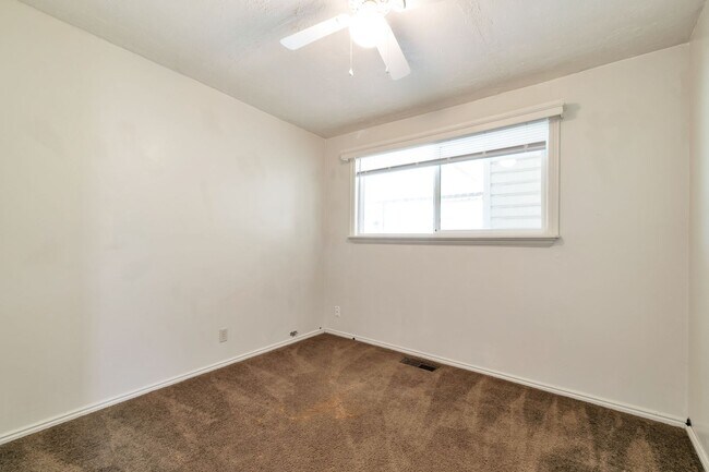 Building Photo - 3 Bed - 1 Bath Home in Sunset - Huge Yard ...