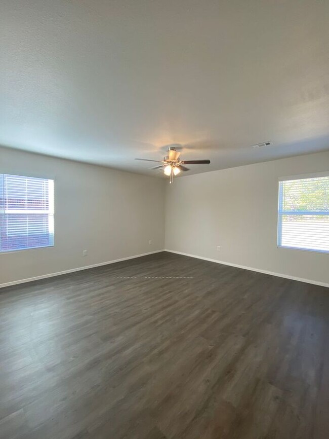 Building Photo - Three Bedroom | Two Bathroom Home in New C...