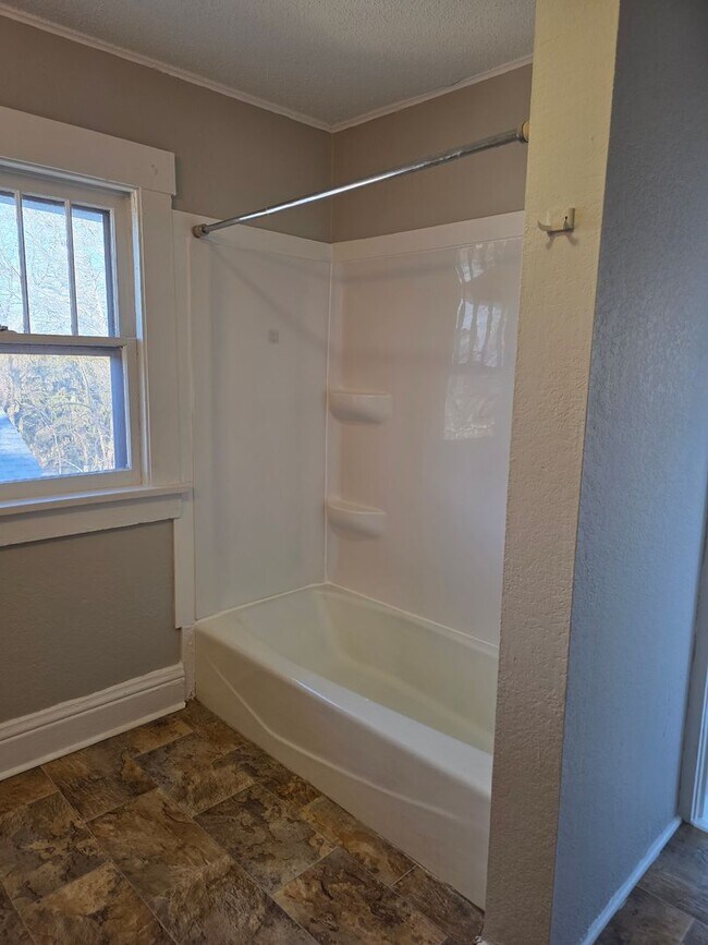 Building Photo - Large 3 Bedroom newly updated house for rent!