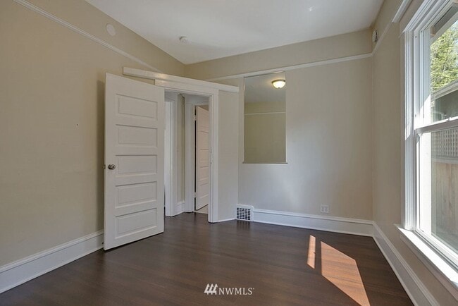 Building Photo - Spacious 5-Bedroom Home with Den & Backyar...