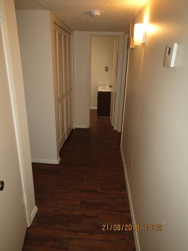 Building Photo - 2 Bedroom 2 Bath Duplex!! Taking Applicati...