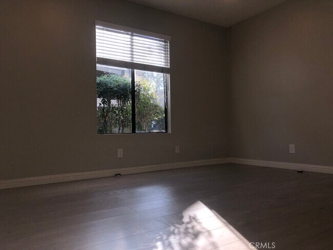 Building Photo - 21 Streamwood-