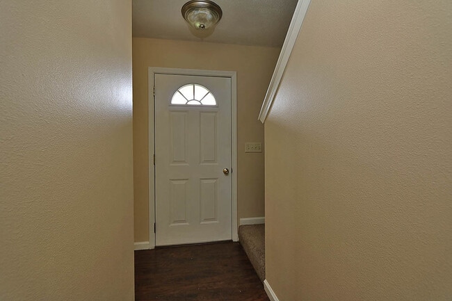 Building Photo - 4 Bedroom House Close to Campus