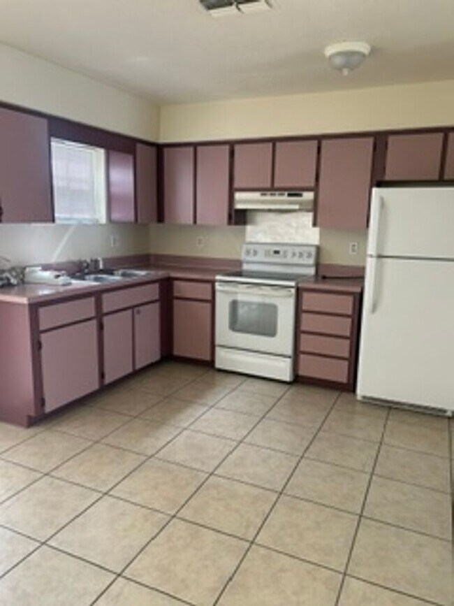 Building Photo - 10567 Chalmer St