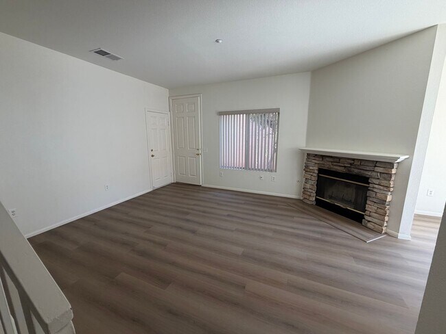 Building Photo - 547 Hart Dr