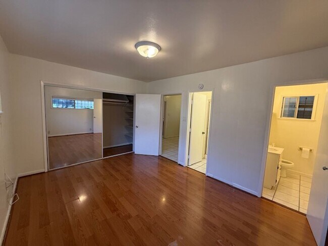 Building Photo - 3 bedroom 2 bath house in Long Beach