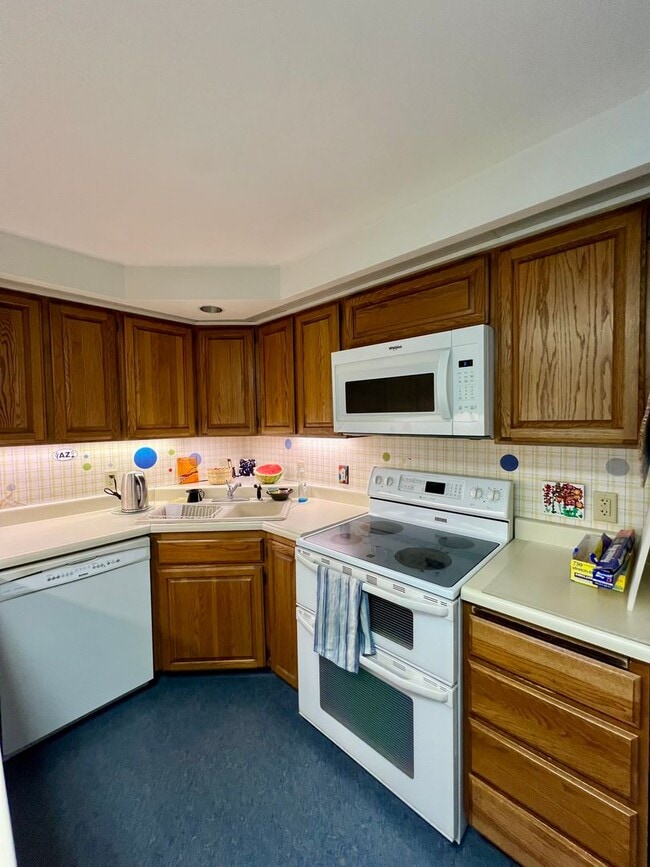 Building Photo - Available Nov 1st / Furnished / 1-Car Gara...