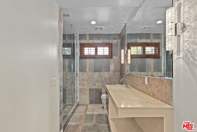 Building Photo - 664 S Highland Ave