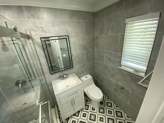 Building Photo - 115 Lucerne Ave