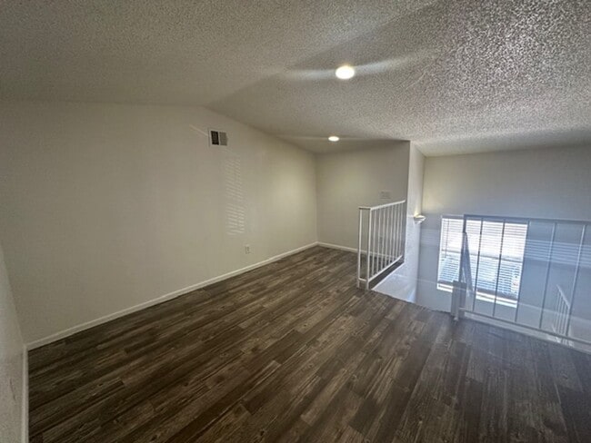 Building Photo - 1 bedroom with loft - or 2nd bedroom - w/d...
