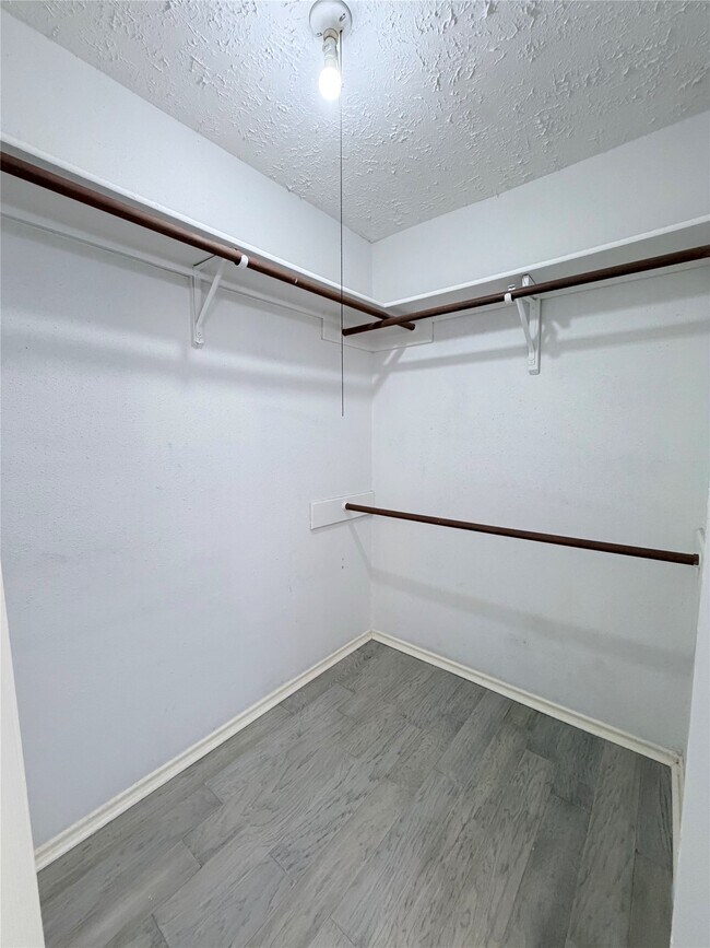 Building Photo - 5310 Park Shore Dr