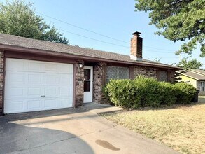Building Photo - 2201 Pin Oak Dr