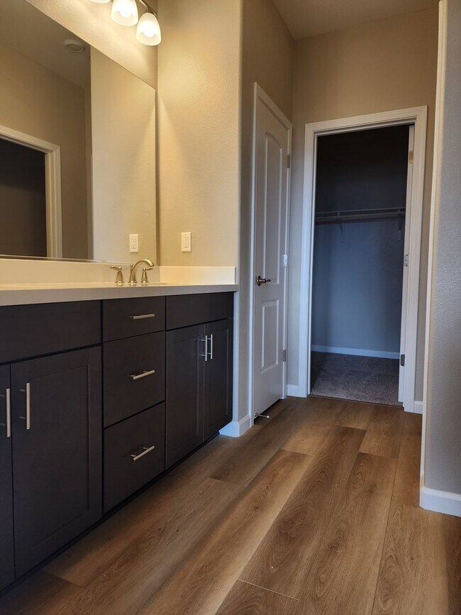 Building Photo - 4/2.5 Modern & Beautiful Townhome in Minden