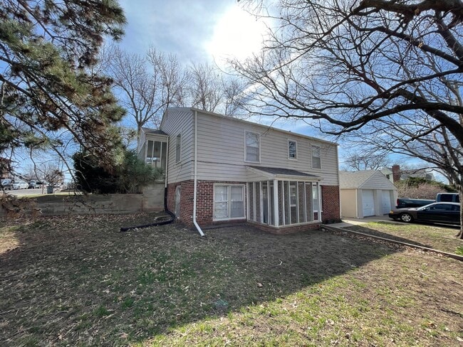 Building Photo - Spacious 2Bdr, duplex Apt with Garage Half...