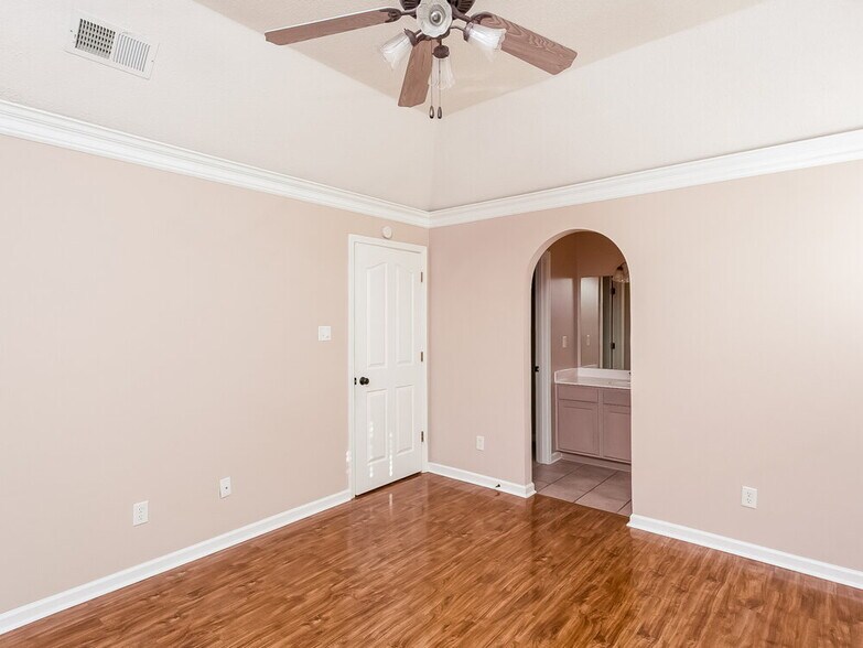 Building Photo - 1596 Far Dr