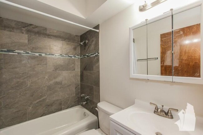 Building Photo - 0 bedroom in Chicago IL 60660