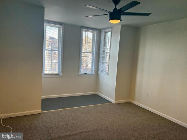 Building Photo - 3419 Chestnut Ave