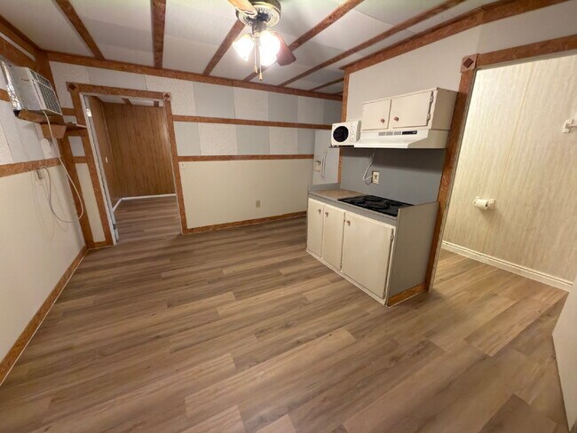 Building Photo - One Bed One Bath Efficiency Unit