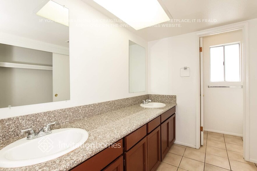 Building Photo - 4402 W Crocus Dr