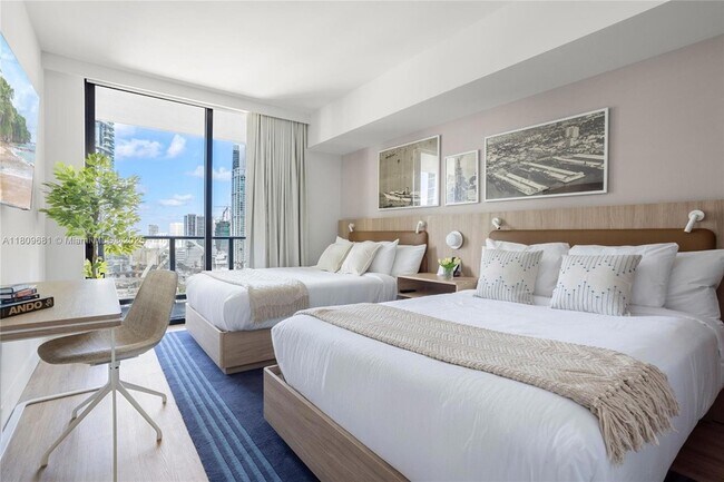 Building Photo - 601 NE 1st Ave