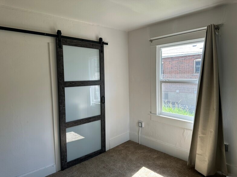 Building Photo - 609 W 11th St